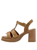 Sandalia de cuero camel para mujer, con taco bloque, combinando estilo y comodidad.