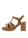 Sandalia de cuero camel para mujer, con taco bloque, combinando estilo y comodidad.
