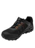 zapatilla de hombre negra de estilo trail, cómoda y funcional, con forro de malla mesh