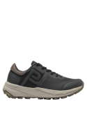 Zapatilla gris de running para hombre con diseño moderno y resistente.