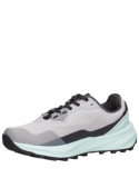 Calzado de trail gris para mujer, mezcla de estilo aventurero y comodidad, ideal para uso diario.