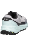 Zapatilla de trail running gris para mujer, caña de 6 cm, combina estilo y funcionalidad en cada paso.