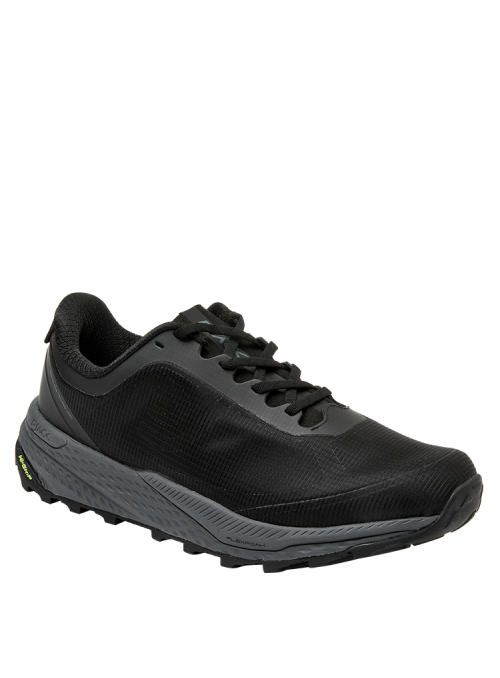 Zapatilla negra femenina con suela de agarre, material sintético y textil, cómoda y estable.