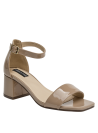 Sandalia taupe de cuero charol con líneas limpias y detalles discretos, combinable con ropa veraniega y conjuntos elegantes.