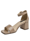 Sandalia taupe de charol para mujer, sencilla y sofisticada, ideal para cenas y reuniones formales.