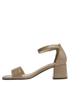 Sandalia taupe de charol, diseño abierto y hebilla en el tobillo. Ideal para faldas y vestidos de cóctel.