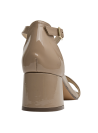 Sandalia taupe de charol para mujer, con talón cuadrado medio-alto y tira ancha, ideal para eventos elegantes.