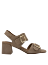 Sandalia casual de cuero taupe, cómoda y fresca para mujer.