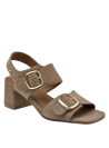 Elegante sandalia de cuero taupe con taco bloque, perfecta para verano.