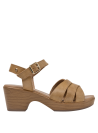 Sandalia de cuero camel para mujer, sofisticada hebilla metálica y tacón bloque, perfecta para looks chic y relajados.