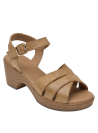 Sandalia casual de cuero camel con tiras cruzadas, ideal para eventos al aire libre o salidas de fin de semana.