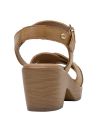 Sandalia de cuero camel, tiras cruzadas y hebilla metálica. Diseño casual para mujer, ideal para paseos y reuniones.