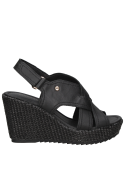 Cuero negro en sandalia casual de mujer, taco cuña de 10 cm, ideal para un look veraniego.