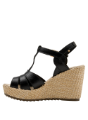 Sandalia de cuero negra para mujer, diseño casual con taco cuña, perfecta para salidas veraniegas.