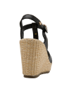 Sandalia negra de cuero para mujer con taco cuña, estilo casual, ideal para el verano.