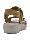 Sandalia camel casual de cuero, perfecta para mantener frescura y comodidad en días calurosos.