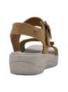 Sandalia camel casual de cuero, perfecta para mantener frescura y comodidad en días calurosos.