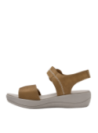 Sandalia de cuero camel para mujer, resistente y ligera con diseño estilizado.