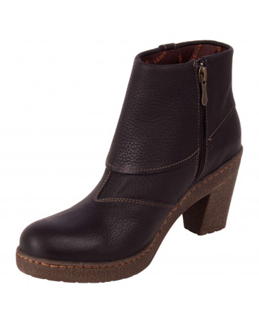 Botín de cuero negro, estilo casual chic, con detalles sofisticados como costuras visibles y hebilla decorativa.