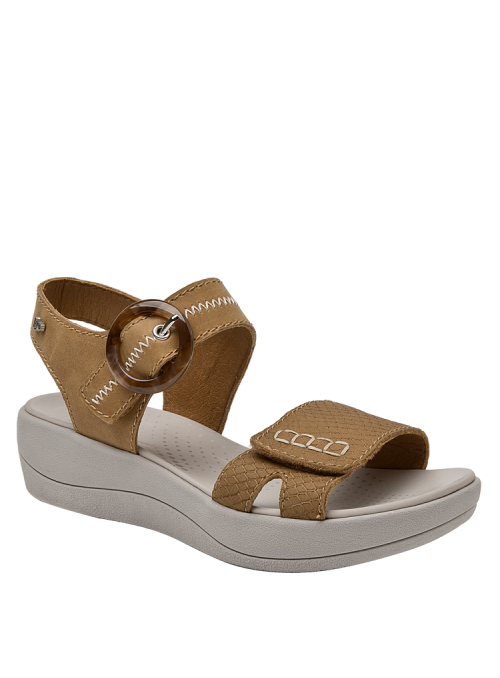Sandalia camel de cuero para mujer, diseño anatómico que ofrece confort y frescura.