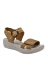 Sandalia camel de cuero para mujer, diseño anatómico que ofrece confort y frescura.