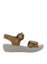 Sandalia de cuero camel casual para mujer con punta abierta y taco plano de 5 cm, ideal para verano.