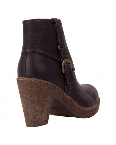 Botín casual de cuero negro liso y pulido, ideal para un look sofisticado con skinny jeans o vestidos de lana.