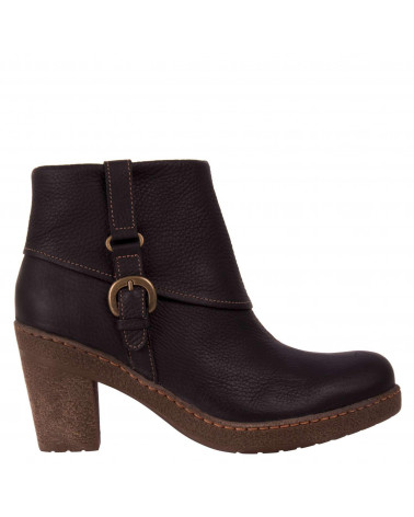 Calzado de cuero negro con costura visible y taco medio, combina estilo urbano chic y comodidad para ocasiones informales.
