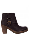 Calzado de cuero negro con costura visible y taco medio, combina estilo urbano chic y comodidad para ocasiones informales.
