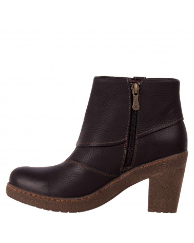 Botín de cuero negro para mujer con hebilla decorativa, diseño elegante y funcional, ideal para un look casual refinado.