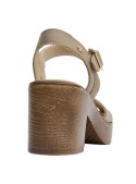 Sandalia de cuero beige, diseño casual para mujer, con taco bloque y punta redonda, ideal para verano.