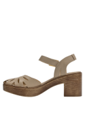 Sandalia femenina en cuero beige, estilo casual, con taco bloque, perfecta para días de verano.
