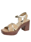 Sandalia casual de mujer en cuero beige, con taco bloque que estiliza y aporta comodidad.