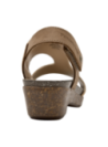 Elegante sandalia camel de cuero, taco plano y diseño casual para días cálidos.