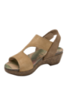 Sandalia urbana camel de cuero, diseño moderno y confortable con suela de buen agarre.