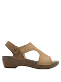 Sandalia camel de cuero para mujer, estilo casual con taco plano de 5 cm y punta abierta.