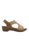 Sandalia camel de cuero para mujer, estilo casual con taco plano de 5 cm y punta abierta.