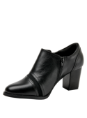 Calzado de cuero negro para mujer, estilo formal, con taco bloque que ofrece comodidad y tendencia.