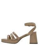 Sandalia de poliuretano beige con taco bloque, estilo sofisticado para mujer.