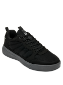Zapatilla casual negra para hombre con taco plano de 4 cm, combina estilo y funcionalidad.