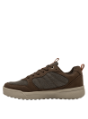 Zapatilla de hombre café con taco plano de 4 cm y forro de malla mesh.