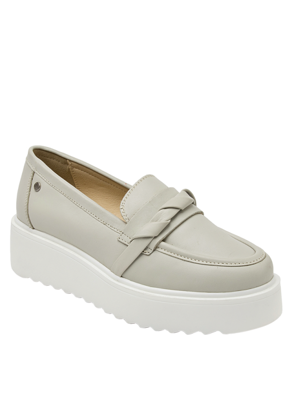 Zapato de cuero gris casual para mujer, ideal para oficina y eventos, con taco plano de 5 cm y punta redonda.