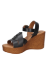 Sandalia de cuero negro casual para mujer con diseño cómodo y estilizador, perfecta para verano.