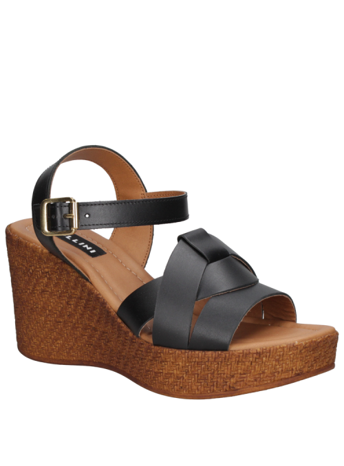 Sandalia de cuero negro para mujer con diseño casual y taco cuña de 8.5 cm, ideal para el verano.