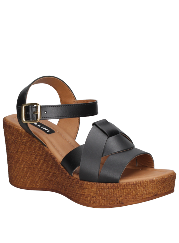 Sandalia de cuero café para mujer con taco cuña de 8.5 cm, estilo casual y punta abierta.