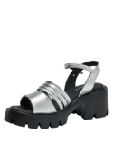 Sandalia Zappa de cuero plata, diseño único y cómodo, ideal para un look casual y sofisticado.