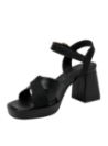 Sandalia femenina de cuero negro, diseño moderno con taco bloque.