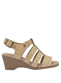 Sandalia beige de cuero para mujer con taco cuña de 5.5 cm y punta abierta, estilo casual.