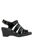 Sandalia negra de cuero para mujer, estilo casual, con taco cuña de 5.5 cm y punta abierta.