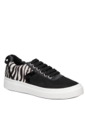 Zapatilla de mujer en cuero con diseño animal print, estilo urbano y punta redonda.
